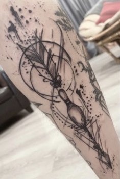 Tatouage graphique avec boussole