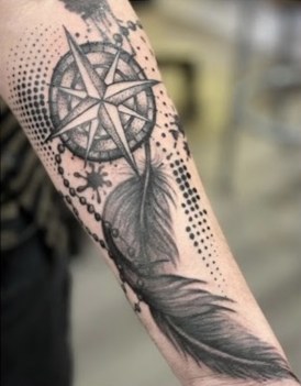 Tatouage boussole et plume