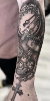 Tatouage mécanique et montre